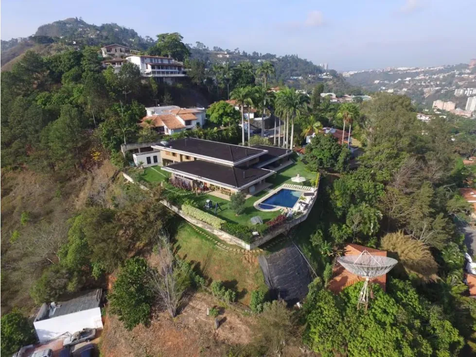 Se vende casa 780m2 7h/7b/8p Cerro Verde 6472 - 2
