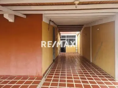 En Venta Hermosa casa de dos pisos ubicada en la urbanizacion Agua clara - 2