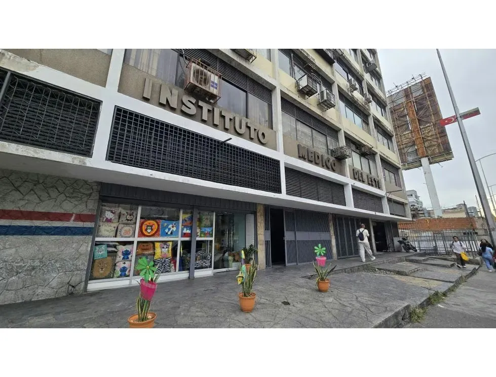 Alquilo oficina 52m2 Av. Casanova, Instituto Médico del Este 8373