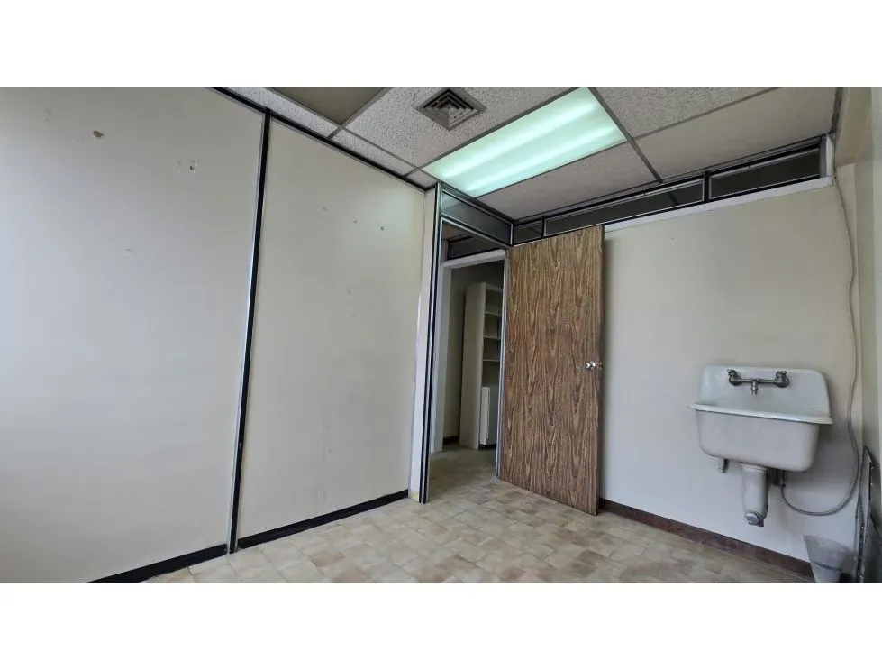 Alquilo oficina 52m2 Av. Casanova, Instituto Médico del Este 8373 - 3