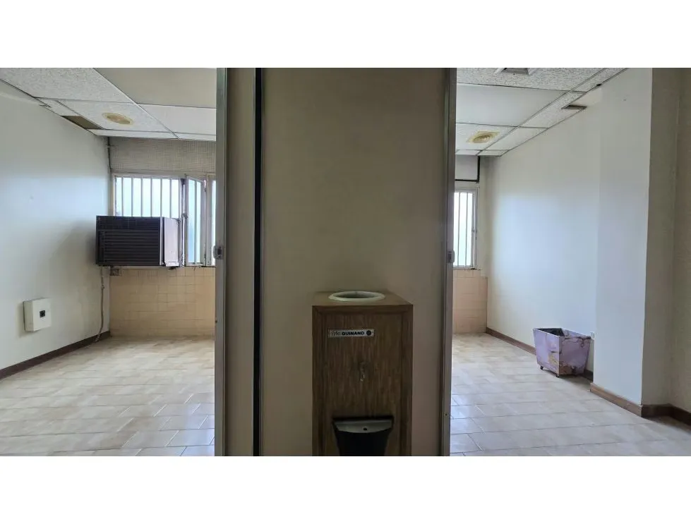 Alquilo oficina 52m2 Av. Casanova, Instituto Médico del Este 8373 - 7