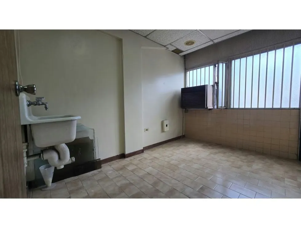 Alquilo oficina 52m2 Av. Casanova, Instituto Médico del Este 8373 - 8