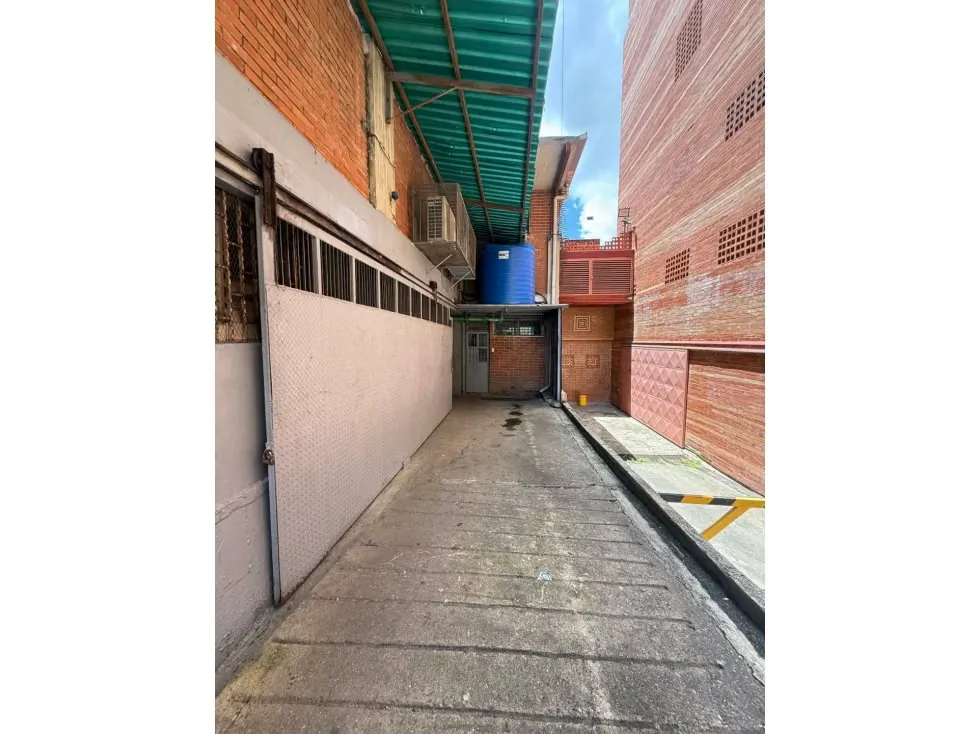 Se alquila galpón industrial 700m2 El Llanito 1464