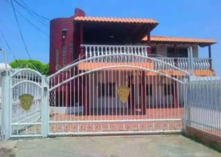 Casa quinta con Galpones en la h con guabina