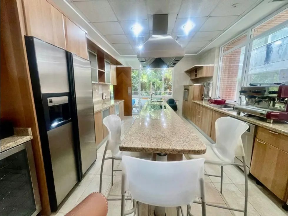 Vendo edificio 4136m2 Las Mercedes 0420 - 21
