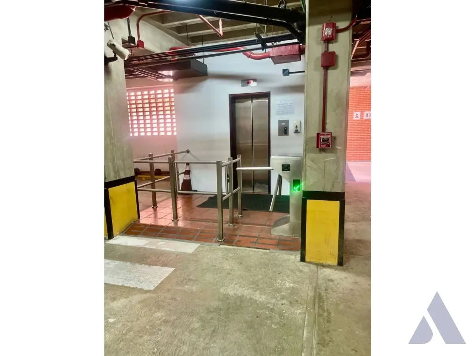 Vendo edificio 4136m2 Las Mercedes 0420 - 23