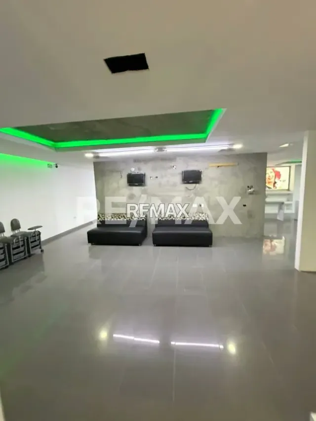 Centro Comercial en Venta Av. Fuerzas Armadas - 2