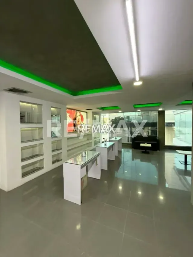 Centro Comercial en Venta Av. Fuerzas Armadas - 8