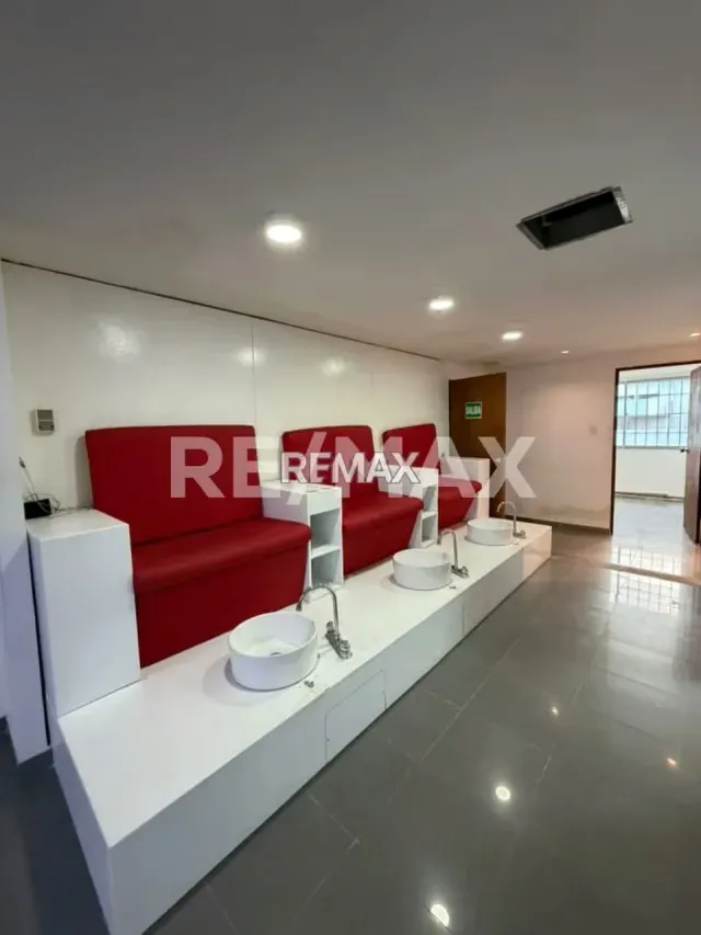 Centro Comercial en Venta Av. Fuerzas Armadas - 9