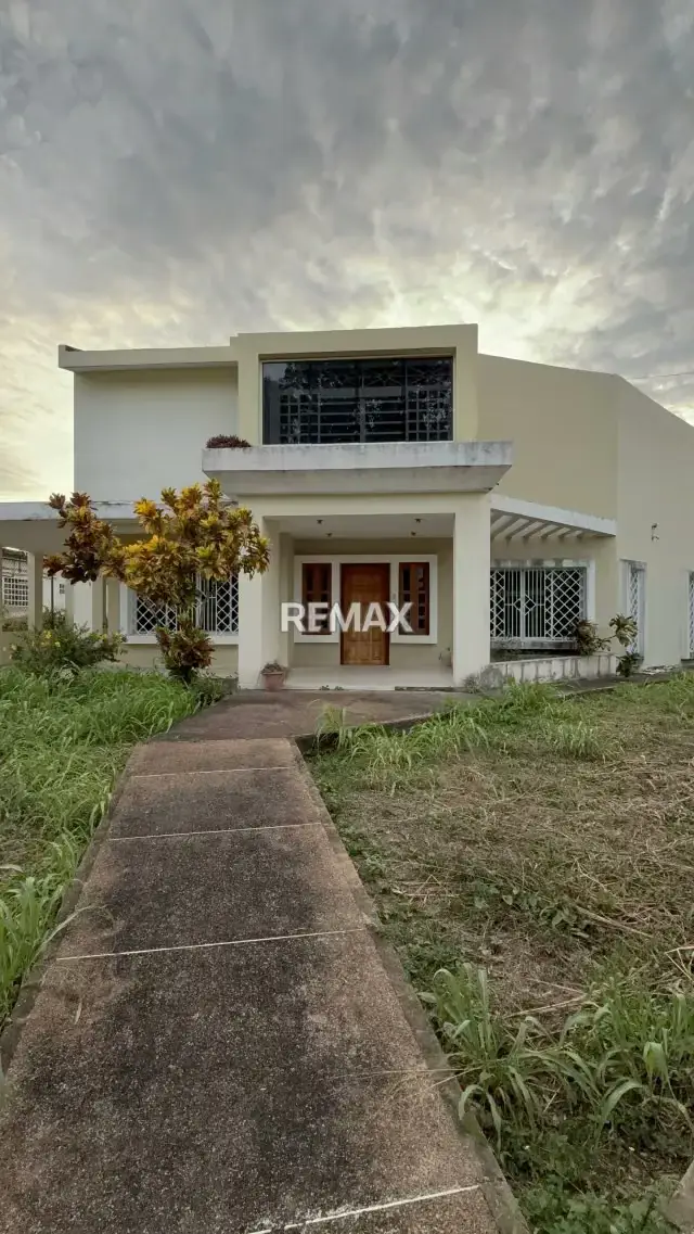 Hermosa casa unifamiliar con un moderno diseño estilo townhouse