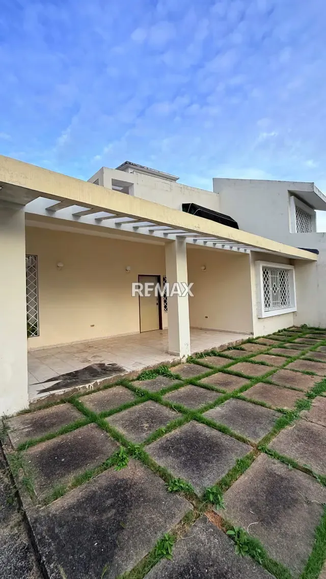 Hermosa casa unifamiliar con un moderno diseño estilo townhouse - 2