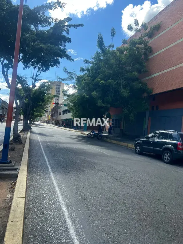 En Venta Local Comercial Gran Bazar Valencia Av Lara - 4