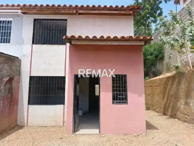 TOWNHOUSE EN OBRA GRIS AVANZADA, EN URBANIZACIÓN VIRGEN DEL VALLE
