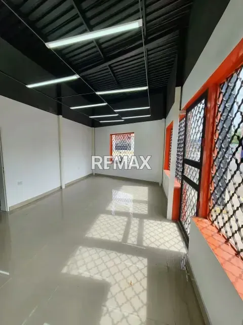 En Venta Local Comercial en Av. Bella Vista, a pie de calle - 4