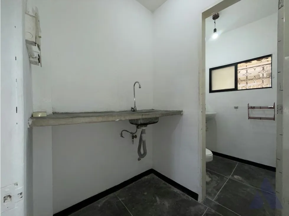 Alquilo local para trabajar a puerta cerrada 48m2 Bello Monte 3395 - 4