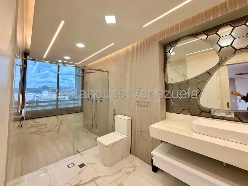Apartamento (1 Nivel) en Alquiler en Colinas de Valle Arriba, Distrito Metropolitano - 23