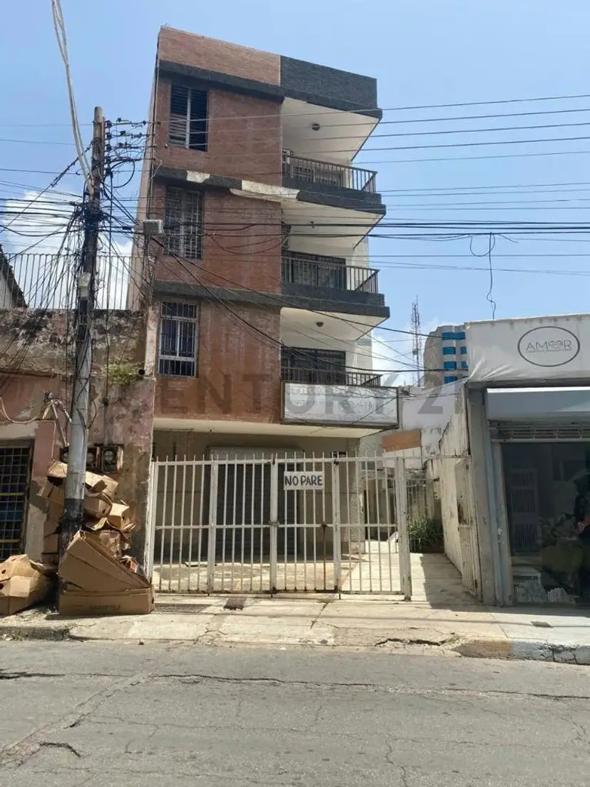 Edificio de 3 niveles en Av. 4 de Mayo, Porlamar, Margarita