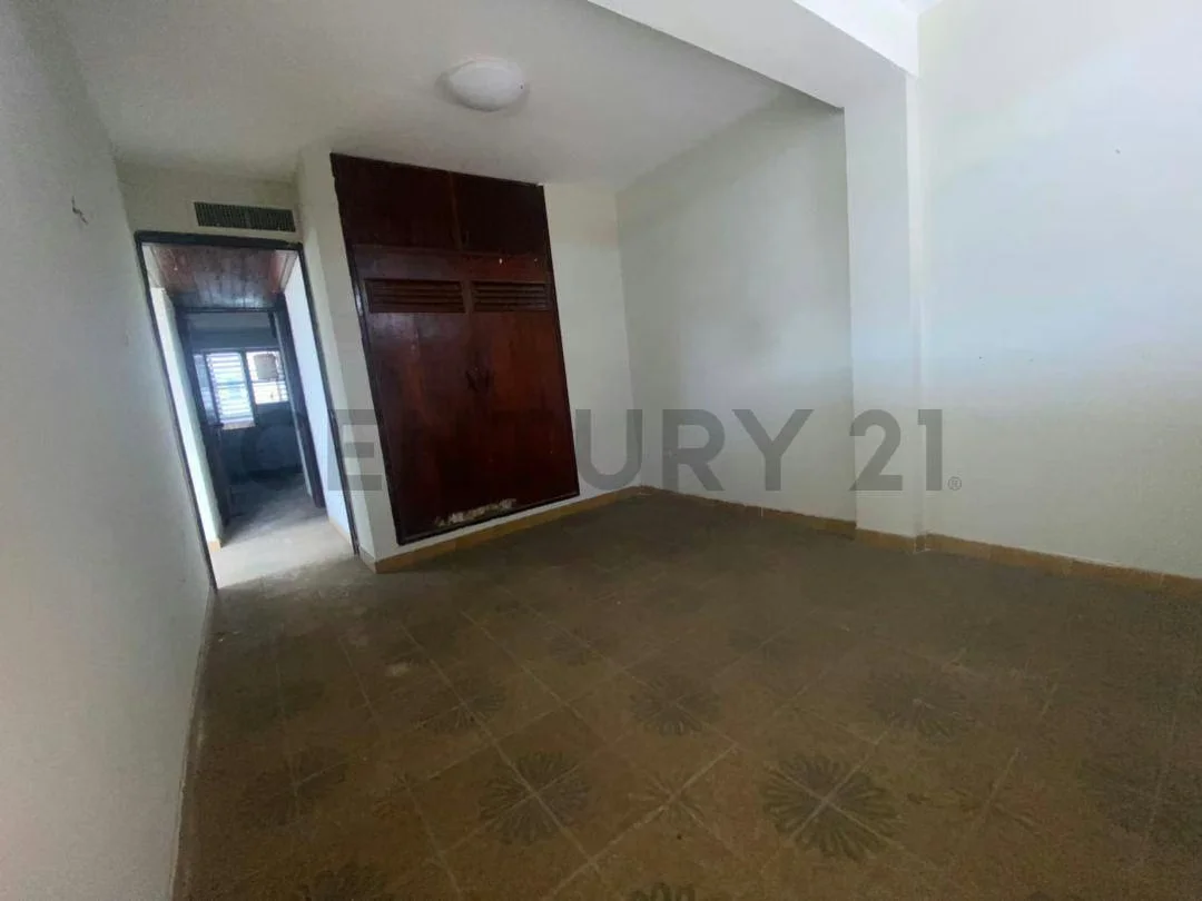 Edificio de 3 niveles en Av. 4 de Mayo, Porlamar, Margarita - 11
