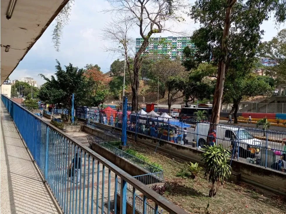 ALQUILER DE LOCAL COMERCIAL AV. SUCRE - AGUA SALUD 25-98 - 11