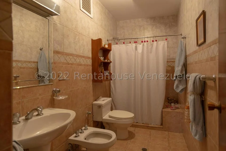 Casa (Multipes Niveles) en Venta en Cumbres de Curumo, Distrito Metropolitano - 55