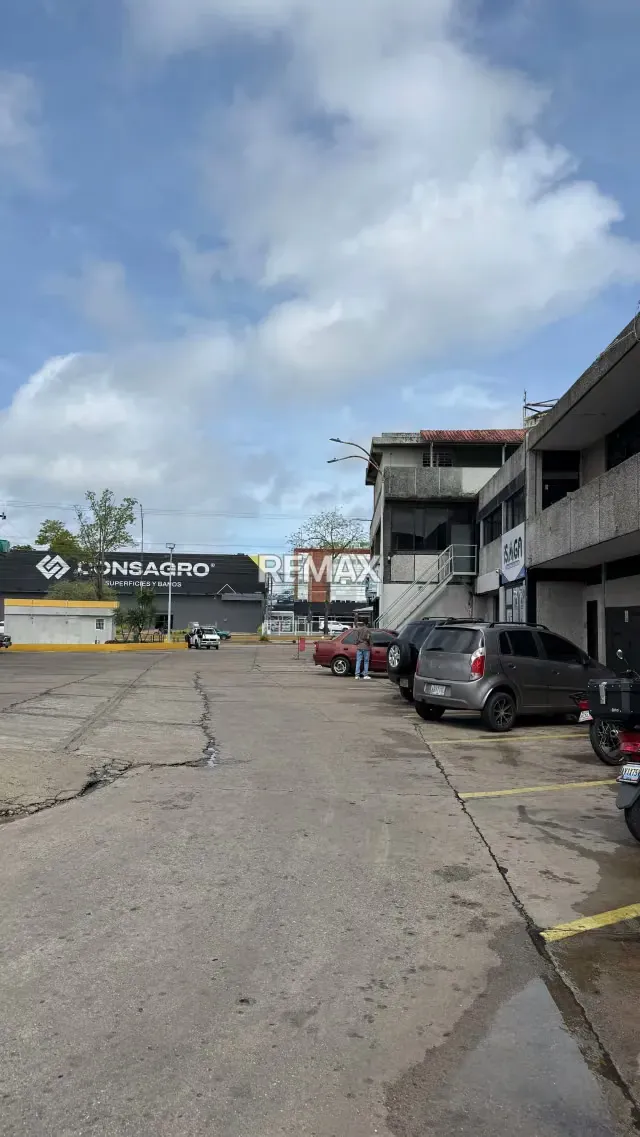 Se alquila Local comercial avenida Alirio Ugarte Pelayo - 5
