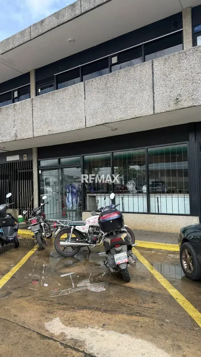 Se alquila Local comercial avenida Alirio Ugarte Pelayo - 6