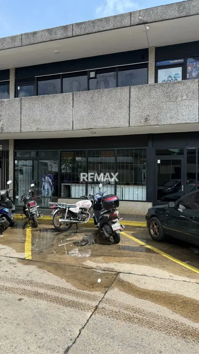 Se alquila Local comercial avenida Alirio Ugarte Pelayo - 7