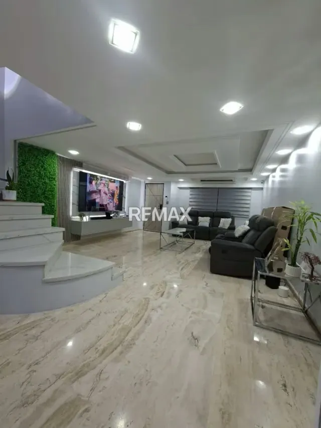 En venta. Hermoso town house en Residencias María Paula. Av. Principal de Lechería - 11