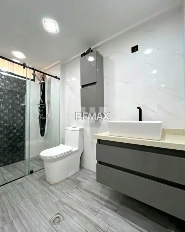 En venta. Hermoso town house en Residencias María Paula. Av. Principal de Lechería - 12