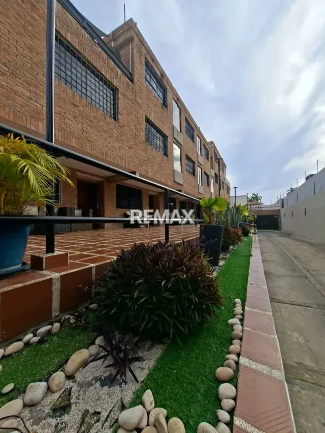 En venta. Hermoso town house en Residencias María Paula. Av. Principal de Lechería - 3