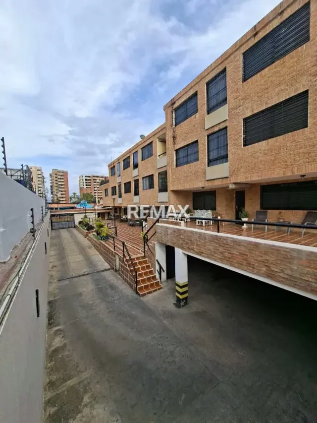 En venta. Hermoso town house en Residencias María Paula. Av. Principal de Lechería - 5