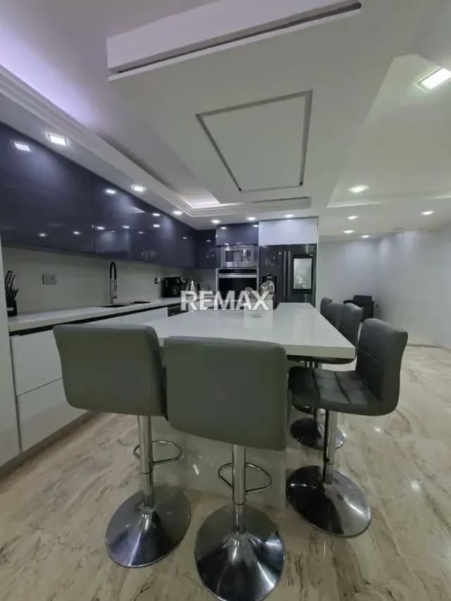 En venta. Hermoso town house en Residencias María Paula. Av. Principal de Lechería - 8