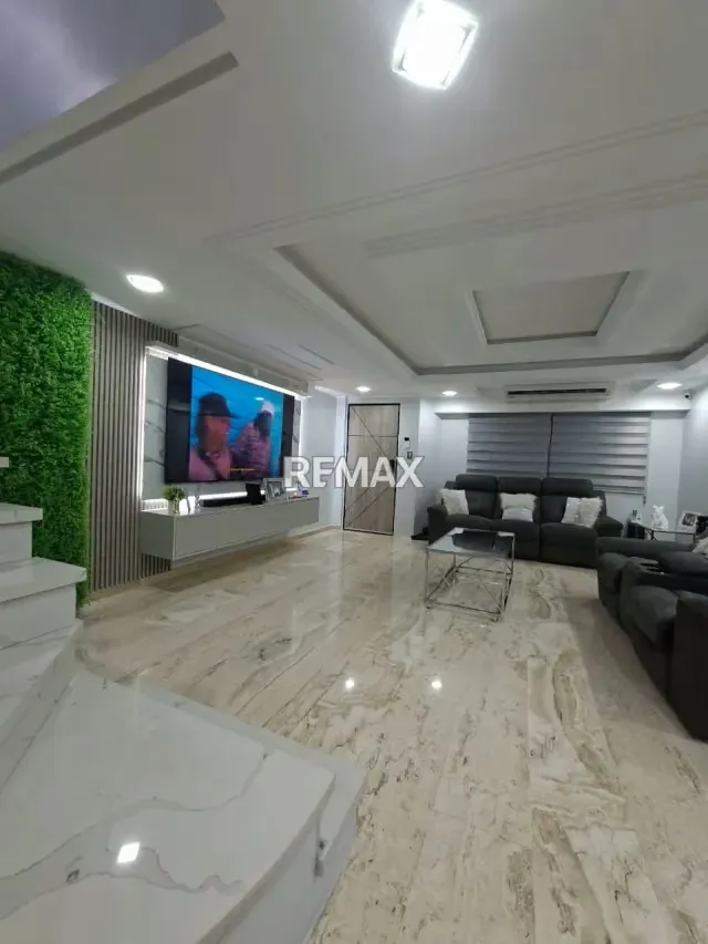 En venta. Hermoso town house en Residencias María Paula. Av. Principal de Lechería - 10