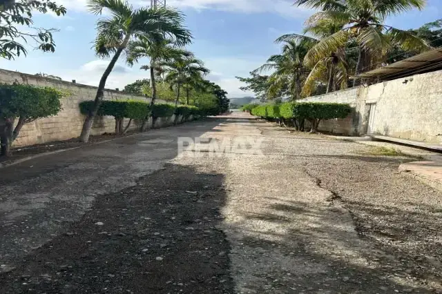 EN VENTA TERRENO CON LOCAL Y 3 DEPOSITOS UBICADA EN LA AV. FLORENCIO JIMENEZ - ENTRADA DEL TOSTAO