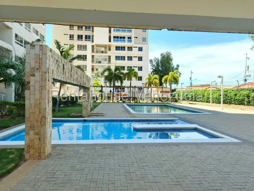 Apartamento (1 Nivel) en Venta en Avenida El Milagro, Zulia - 2