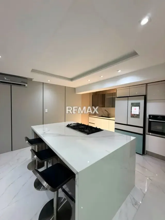 EN VENTA APARTAMENTO DE LUJO RES. CONTINENTAL GARDEN URB. LA TRIGALEÑA - 3