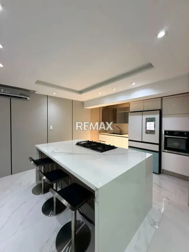 EN VENTA APARTAMENTO DE LUJO RES. CONTINENTAL GARDEN URB. LA TRIGALEÑA - 10