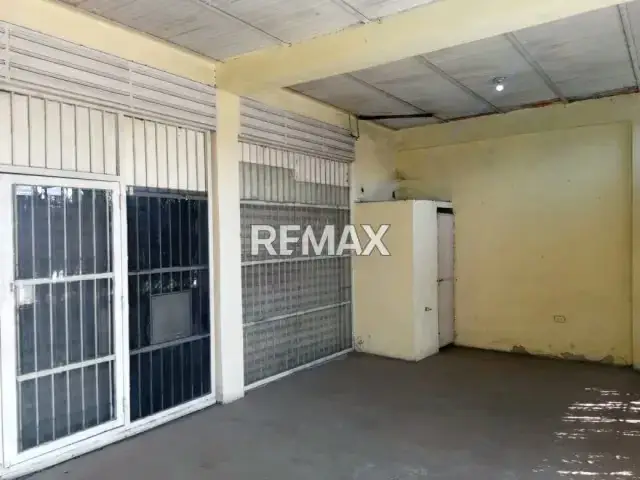 TERRENO CON LOCALES COMERCIALES EN VÍA ALTERNA BARCELONA
