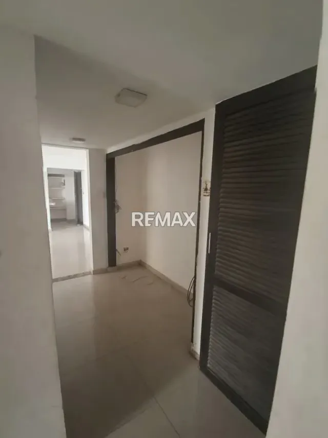 APARTAMENTO PARA REMODELAR EN VENTA ISLA DORADA MARACAIBO - 2