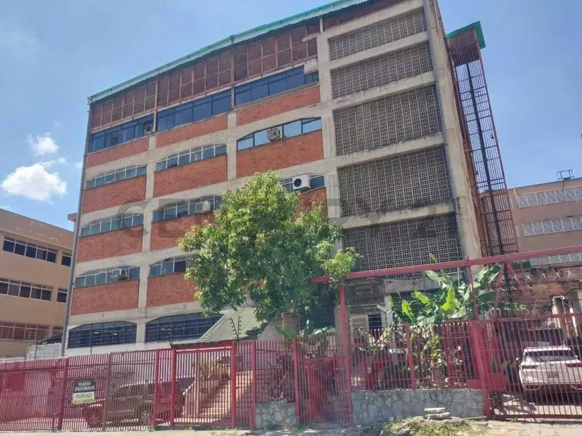 Galpón en Alquiler en La Urbina con área de descarga interna y montacargas