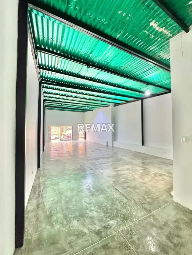 Alquiler Espectacular local comercial ubicado en la zona más dinámica de la ciudad, justo frente a la icónica Pizzería La Cotorra - 7