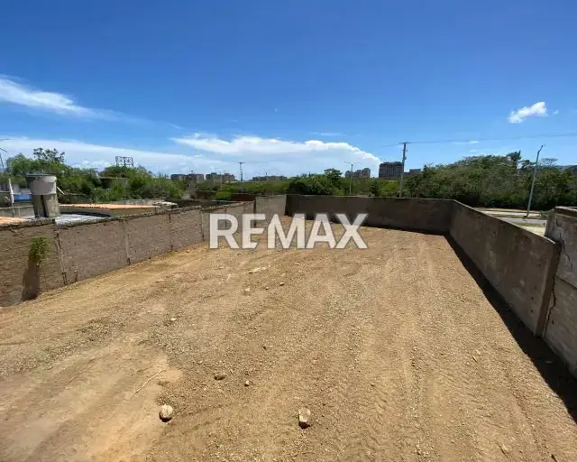 INVIERTE EN EL MUNICIPIO MANEIRO. AMPLIO TERRENO DE 795M² CON 4 PAREDES HECHAS, TANQUE DE 15.000L Y ACCESO ASFALTADO EN LA CALLE PRINCIPAL DE SAN LORENZO. ¡GRAN POTENCIAL DE DESARROLLO!