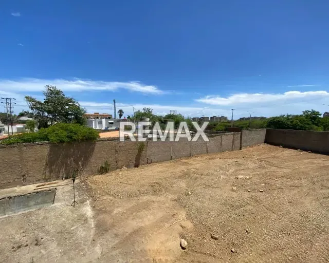 INVIERTE EN EL MUNICIPIO MANEIRO. AMPLIO TERRENO DE 795M² CON 4 PAREDES HECHAS, TANQUE DE 15.000L Y ACCESO ASFALTADO EN LA CALLE PRINCIPAL DE SAN LORENZO. ¡GRAN POTENCIAL DE DESARROLLO! - 13