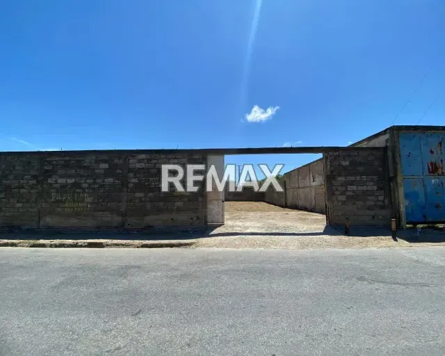 INVIERTE EN EL MUNICIPIO MANEIRO. AMPLIO TERRENO DE 795M² CON 4 PAREDES HECHAS, TANQUE DE 15.000L Y ACCESO ASFALTADO EN LA CALLE PRINCIPAL DE SAN LORENZO. ¡GRAN POTENCIAL DE DESARROLLO! - 15