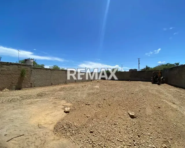 INVIERTE EN EL MUNICIPIO MANEIRO. AMPLIO TERRENO DE 795M² CON 4 PAREDES HECHAS, TANQUE DE 15.000L Y ACCESO ASFALTADO EN LA CALLE PRINCIPAL DE SAN LORENZO. ¡GRAN POTENCIAL DE DESARROLLO! - 4