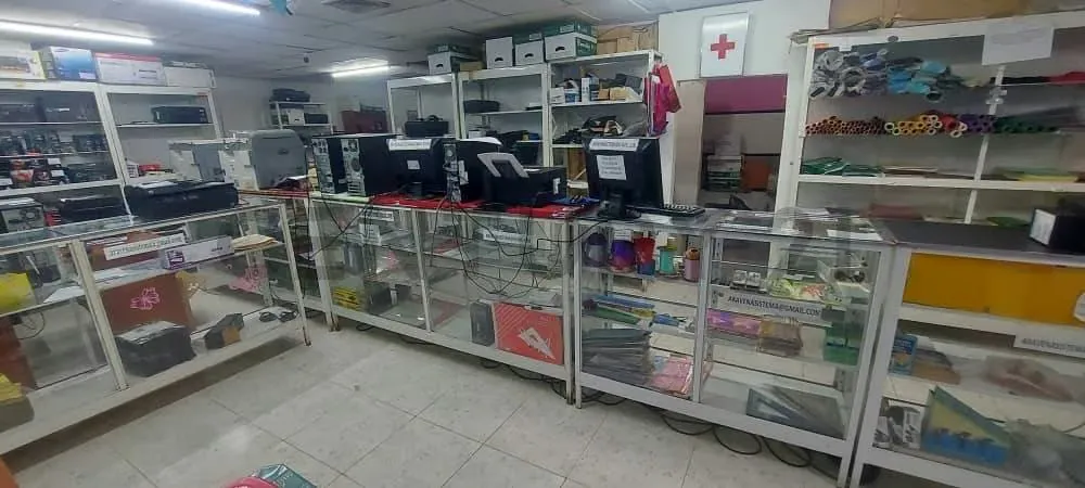 EN VENTA AMPLIO LOCAL COMERCIAL EN C.C SIETE AV. INTERCOMUNAL BARCELONA - 9