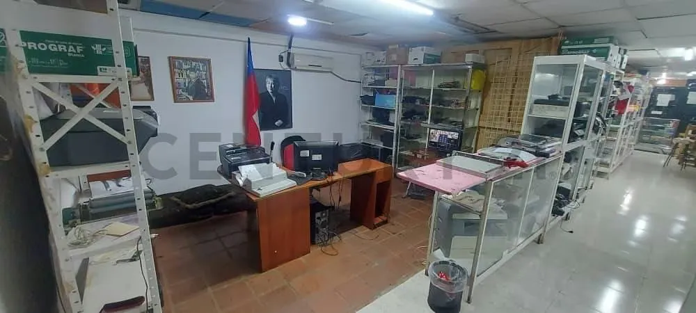 EN VENTA AMPLIO LOCAL COMERCIAL EN C.C SIETE AV. INTERCOMUNAL BARCELONA - 10