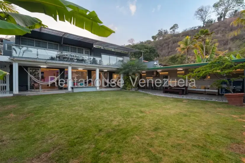 Casa (Duplex) en Venta en Prados del Este, Distrito Metropolitano — 2