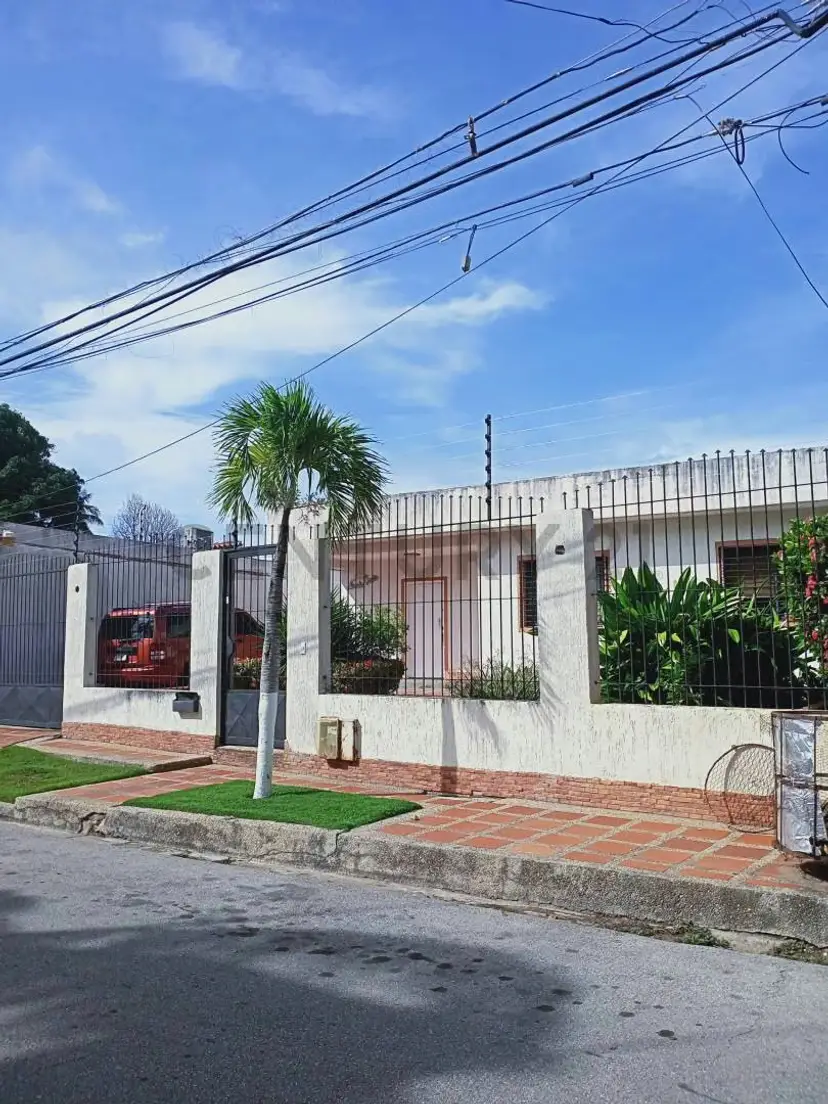 Amplia Casa, con fines residencial y comercial.