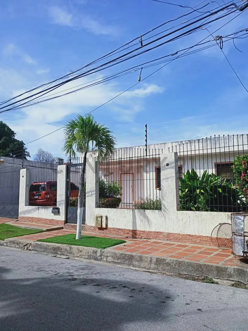 Amplia Casa, con fines residencial y comercial.